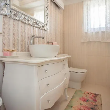 Mihaela Deluxe Ferienhaus *