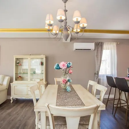 Mihaela Deluxe Ferienhaus